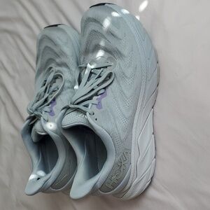 Wide width Hoka Arahi 6